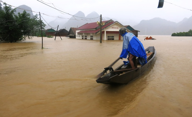 Description: Do ảnh hưởng của bão Sarika đang hoạt động gần Biển Đông, nên từ ngày 19-22/10, các tỉnh từ Nghệ An - Phú Yên sẽ có mưa lớn (Ảnh: X.V).